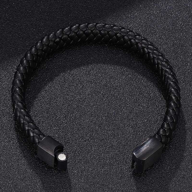 Uniquely Designed Pure Leather Men Gorgeous Bracelet
